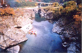 激つ河内に浮かぶ船